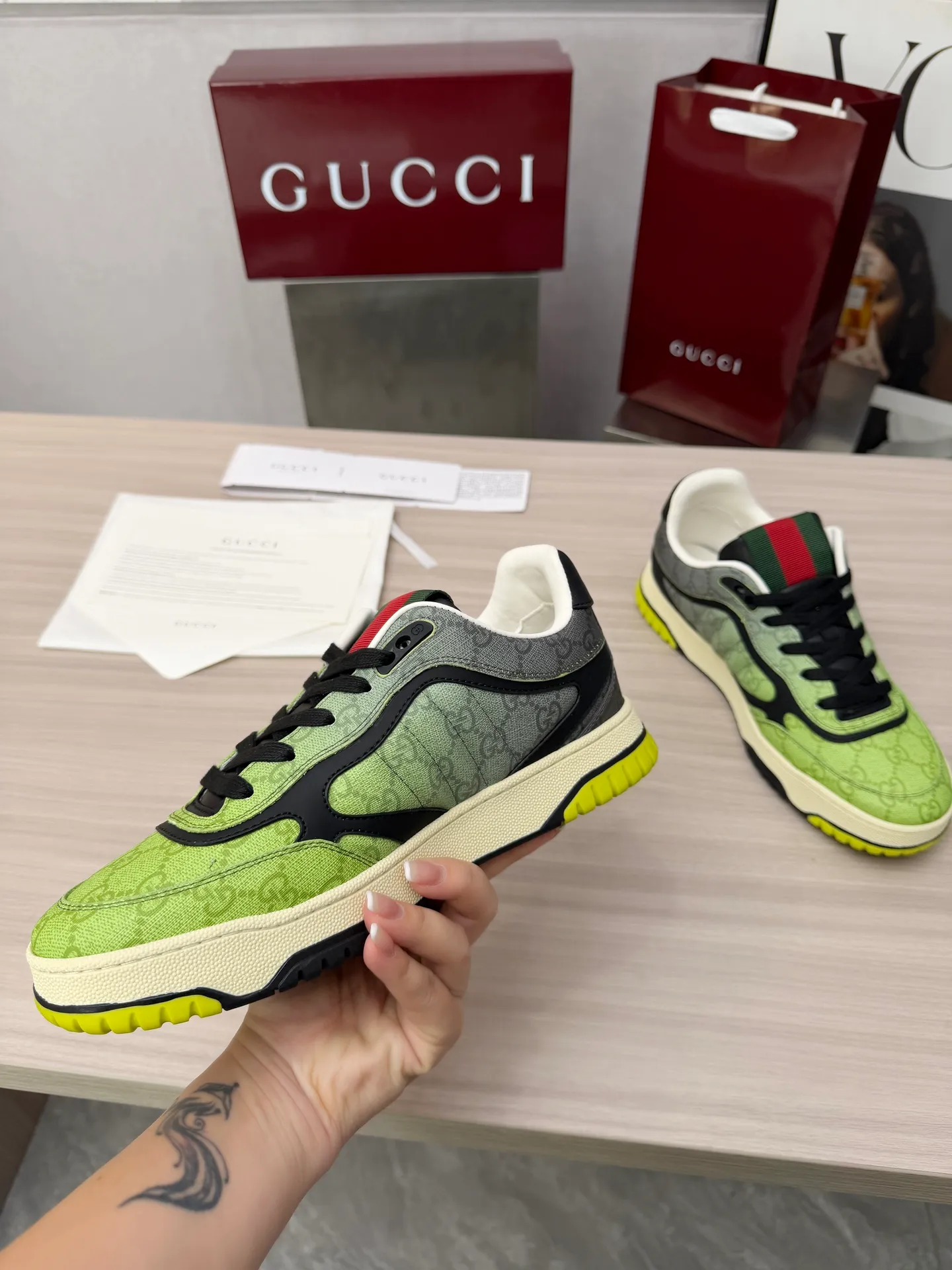 [G Home] P: 600💰 Men's Size: Men's 39-44 (45 custom-made) 🆕2025.GUCC Gucci original order quality The latest popular high and low top distressed couple sneakers series are shipped. Original purchase, development and production. This high and low top sneakers adopt a basketball-style silhouette design, cleverly integrated with hollow panels and distressed effects, showing unique ingenuity. The ingenuity incorporates brand logo details such as interlocking Double G styling accessories and Gucci lettering, a low-key tribute to the brand's design heritage. Exquisite packaging at the delivery counter 🛍📦 ▪️ Fabric: Original customized imported first-layer cowhide ▪️ Inner lining: Imported first-layer cowhide ▪️ Sole: Original molded two-color TPU sole ▪️ Sole thickness: 3cm